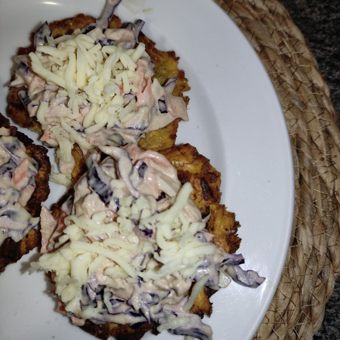 Tostones con ensalada de lombarda y atún Tostones con ensalada de lombarda y atún