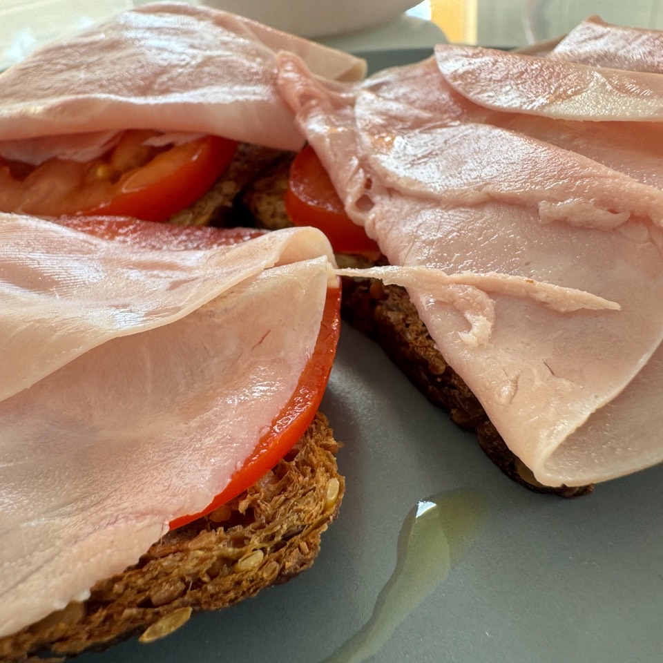 Tostadas con jamón cocido, aceite y tomate Tostadas con jamón cocido, aceite y tomate