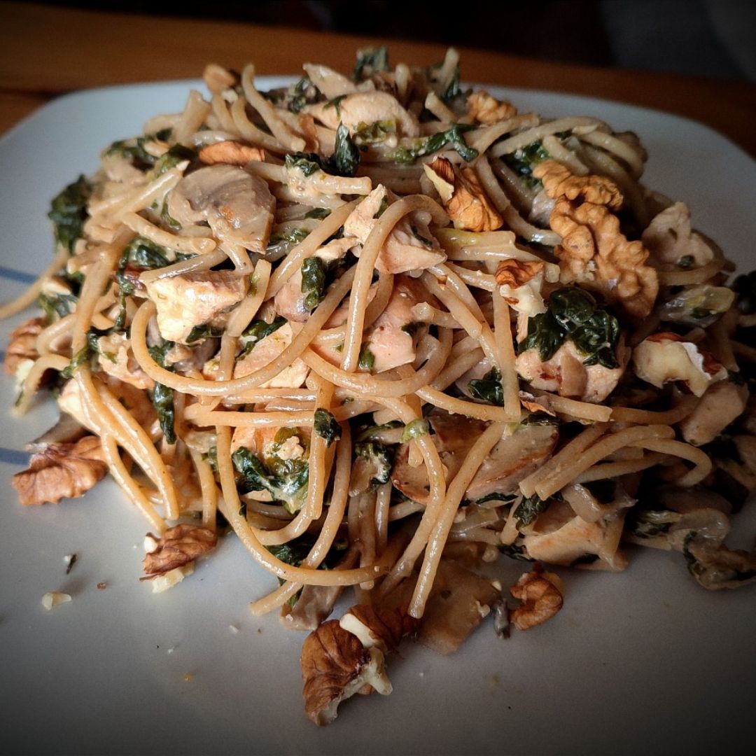 Pasta con champiñones, espinacas y pollo con salsa de queso y nueces Pasta con champiñones, espinacas y pollo con salsa de queso y nueces