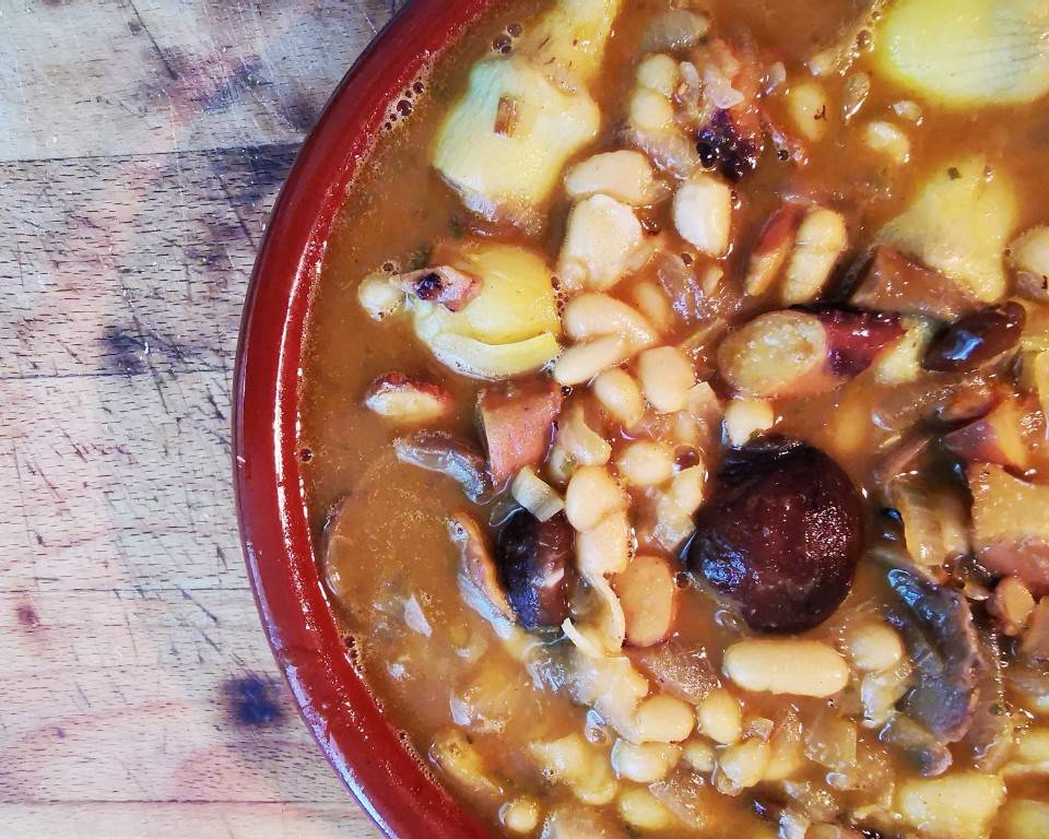 Alubias con Pulpo, Setas y Alcachofas. 