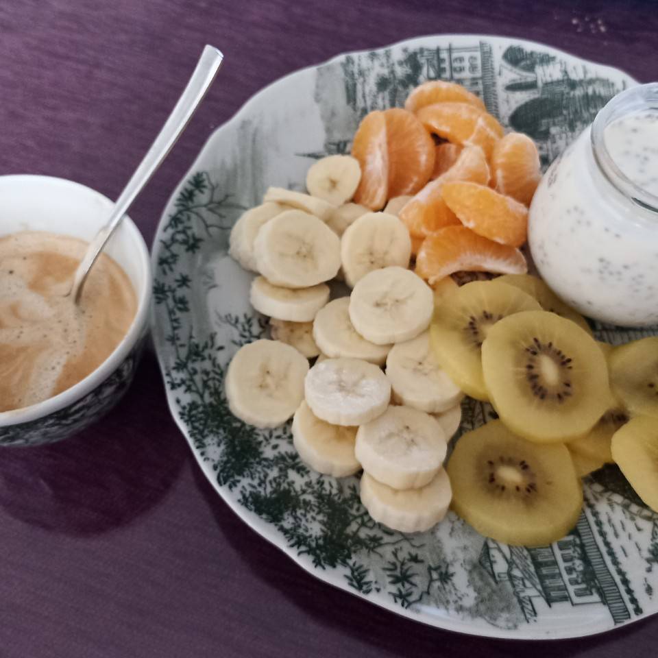 Desayuno café, yogurt y fruta Desayuno café, yogurt y fruta