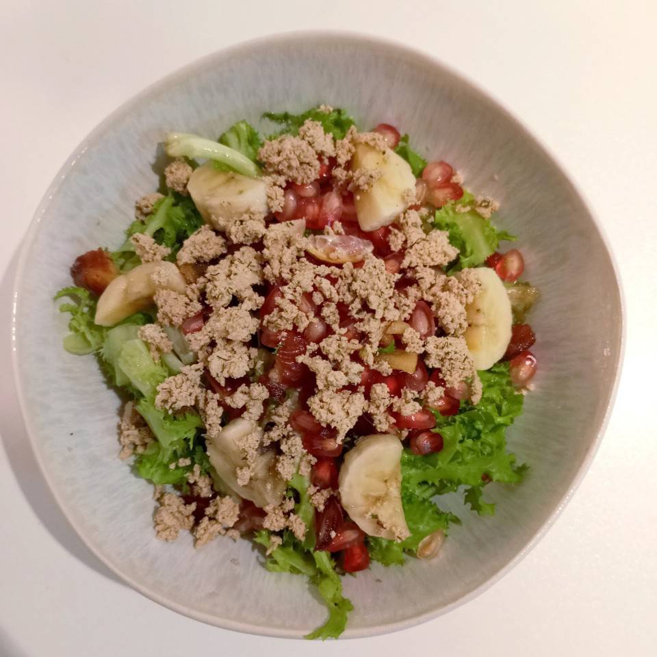 Ensalada de tofu marinado, plátano 🍌, granada y uvas pasas 🍇 Ensalada de tofu marinado, plátano 🍌, granada y uvas pasas 🍇