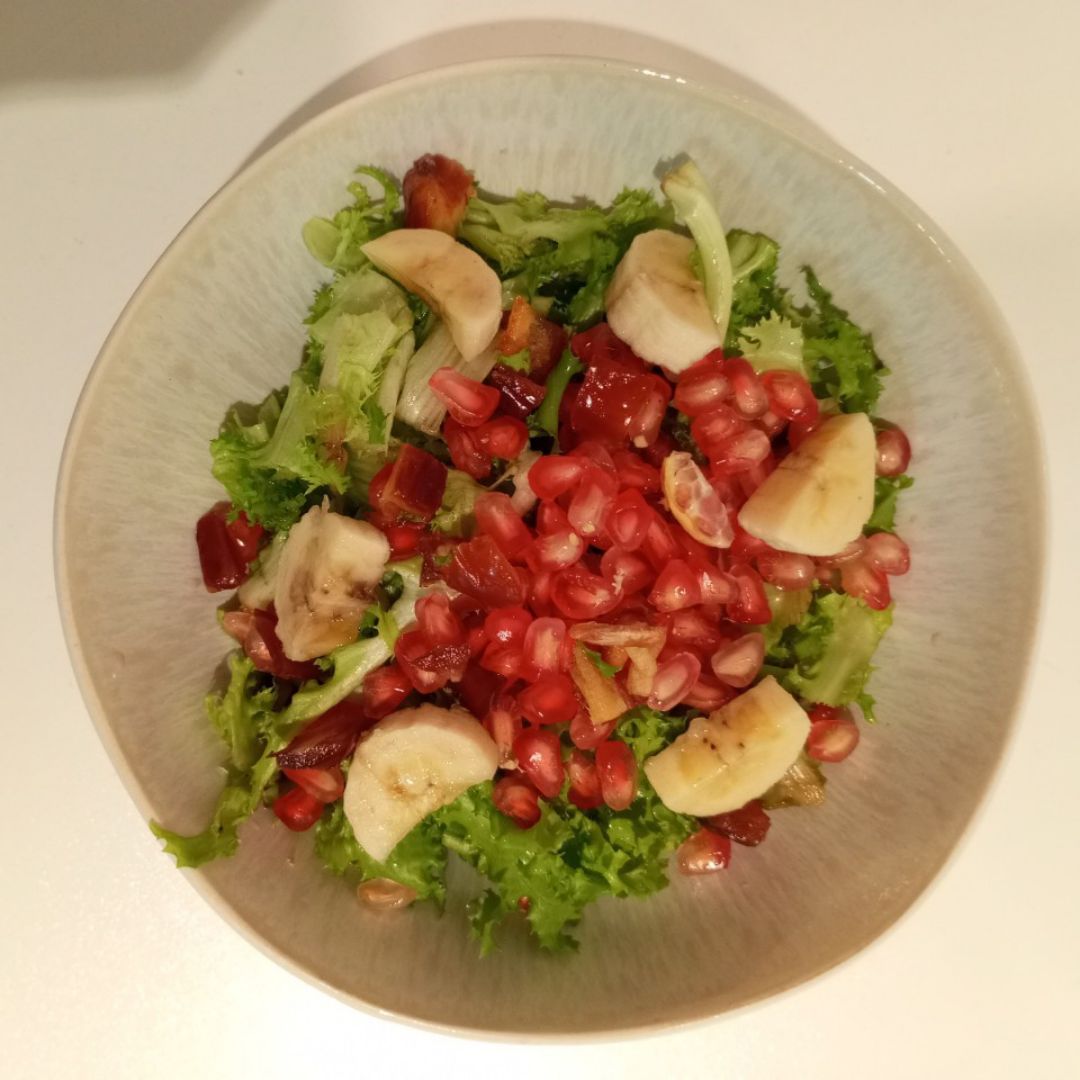 Ensalada de tofu marinado, plátano 🍌, granada y uvas pasas 🍇 Paso 3 Ensalada de tofu marinado, plátano 🍌, granada y uvas pasas 🍇 Paso 3