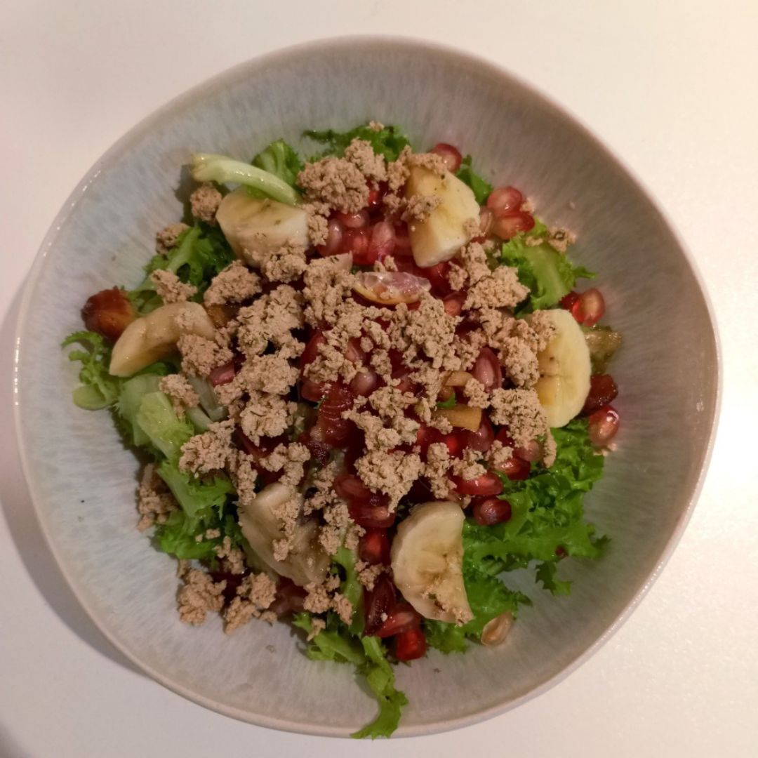 Ensalada de tofu marinado, plátano 🍌, granada y uvas pasas 🍇 Paso 3 Ensalada de tofu marinado, plátano 🍌, granada y uvas pasas 🍇 Paso 3