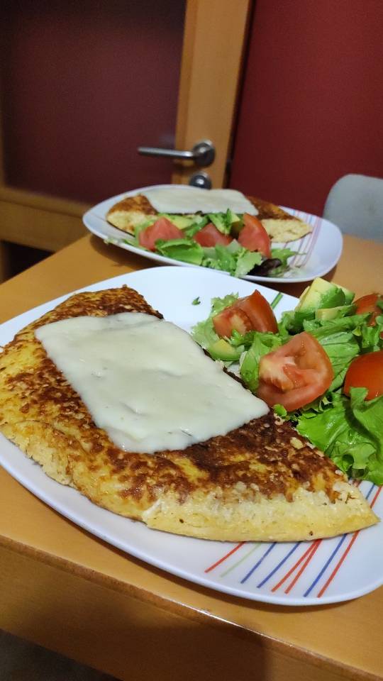 Tortilla de coliflor con queso