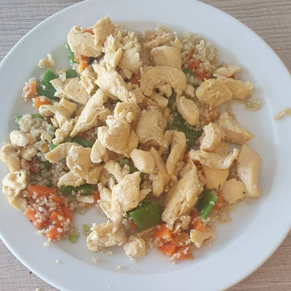 Pollo con quinoa zanahoria y judias