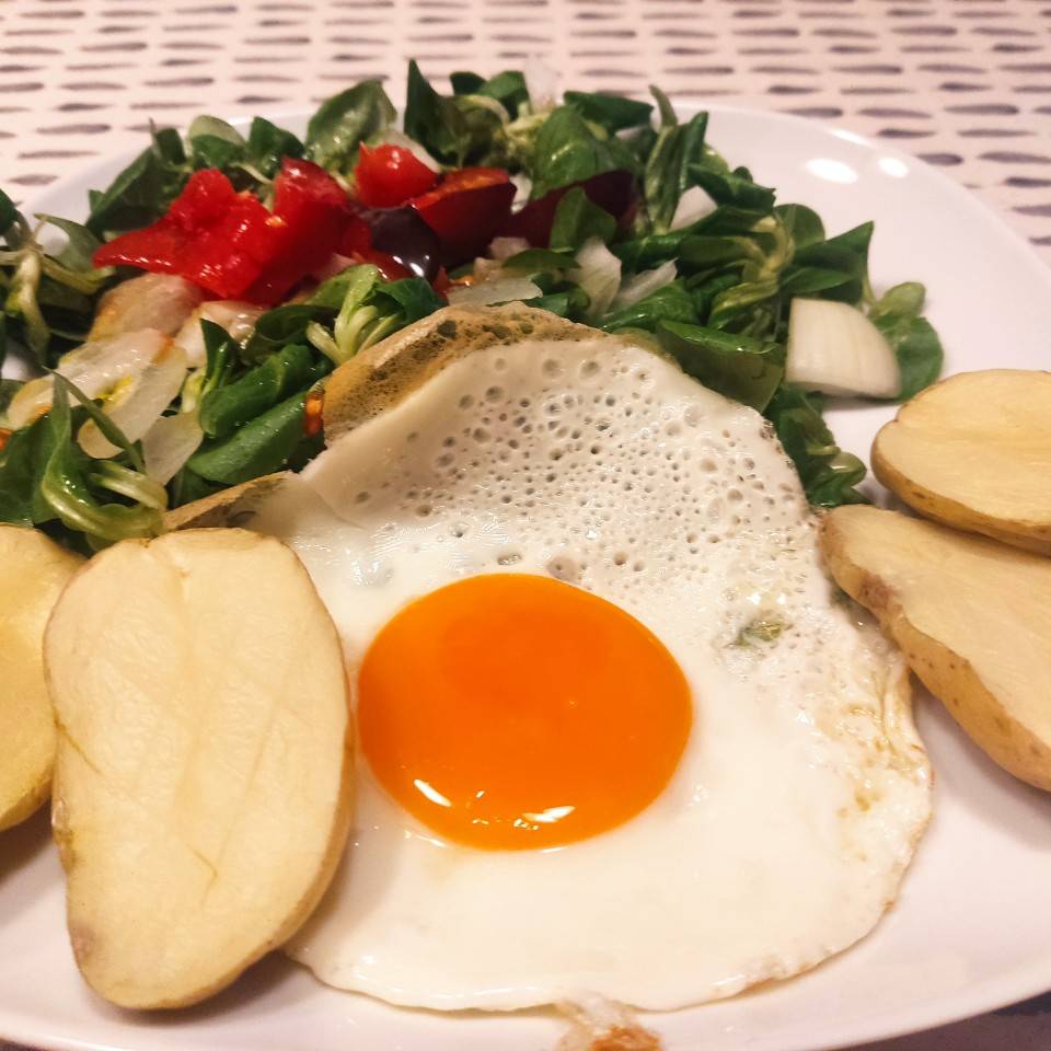 Huevo a la plancha con patata asada y ensalada de canónigos 
