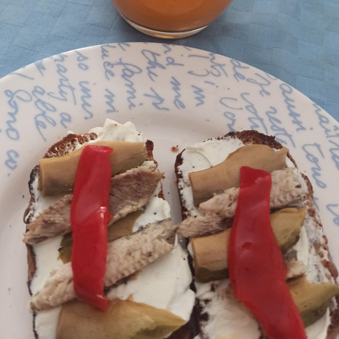 Tostas de pan espelta con queso blanco, sardina, pimiento y aguacate Tostas de pan espelta con queso blanco, sardina, pimiento y aguacate