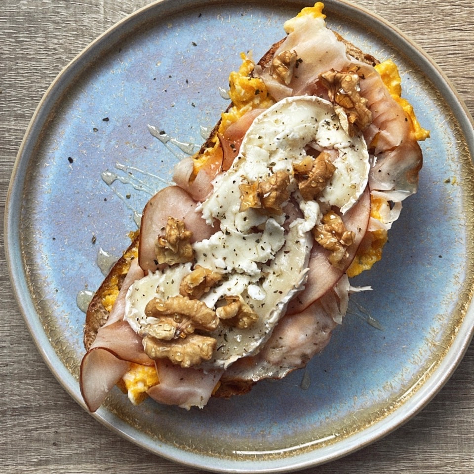 Tostada de pavo braseado, huevo revuelto, rulo de cabra, nueces y miel 🍳