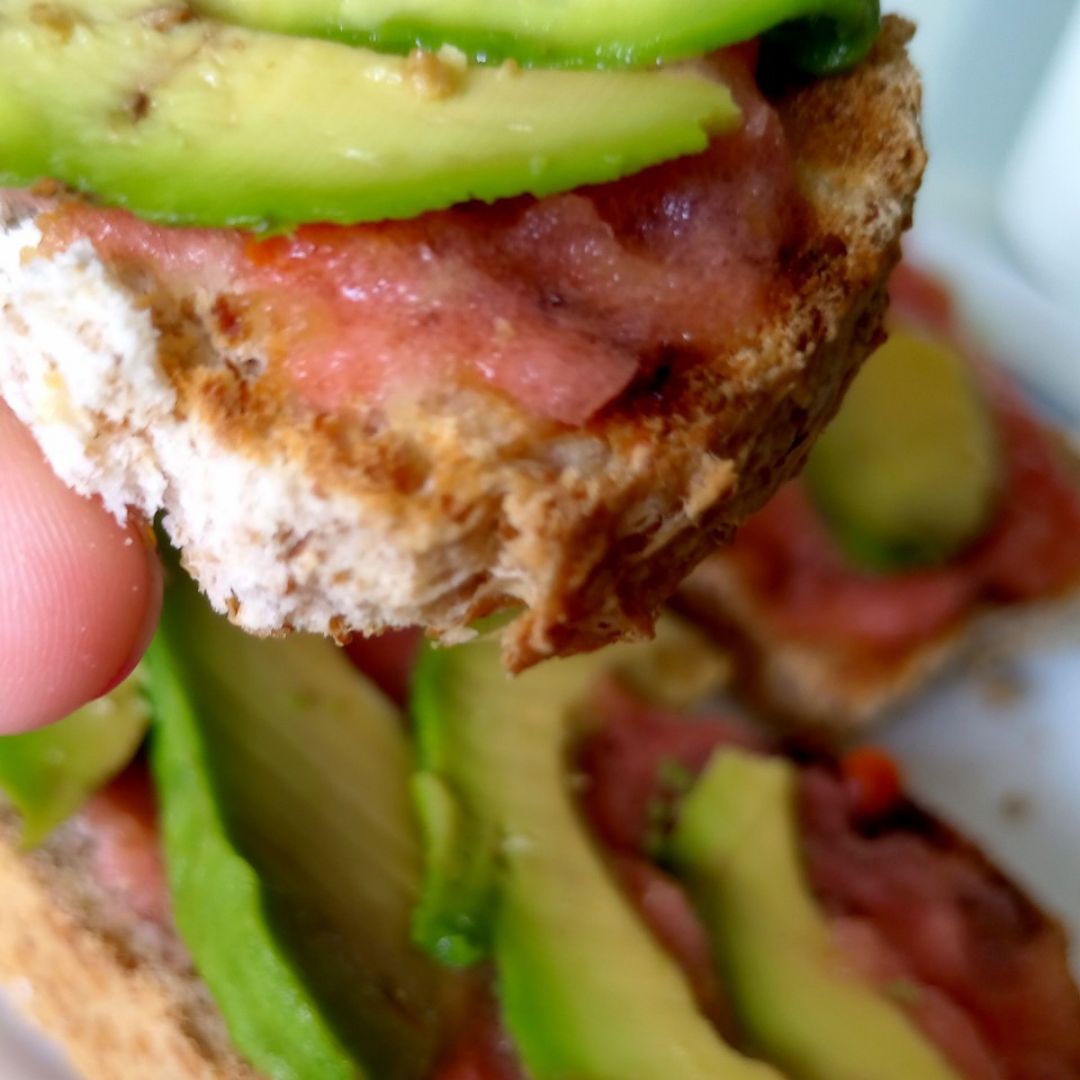 Tostada integral con tomate y aguacate Tostada integral con tomate y aguacate