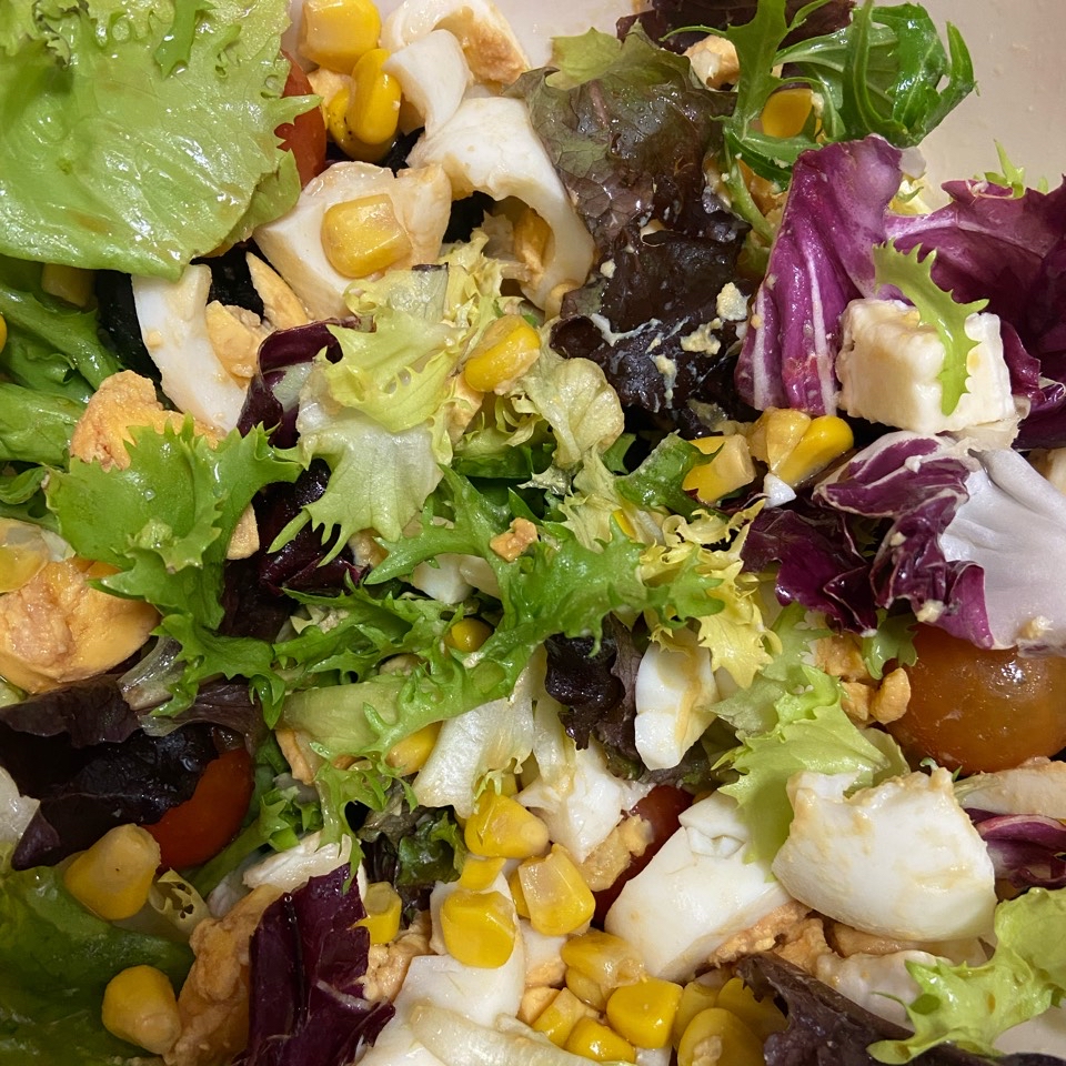 Ensalada de huevo duro, aceitunas negras, maíz y más… Ensalada de huevo duro, aceitunas negras, maíz y más…