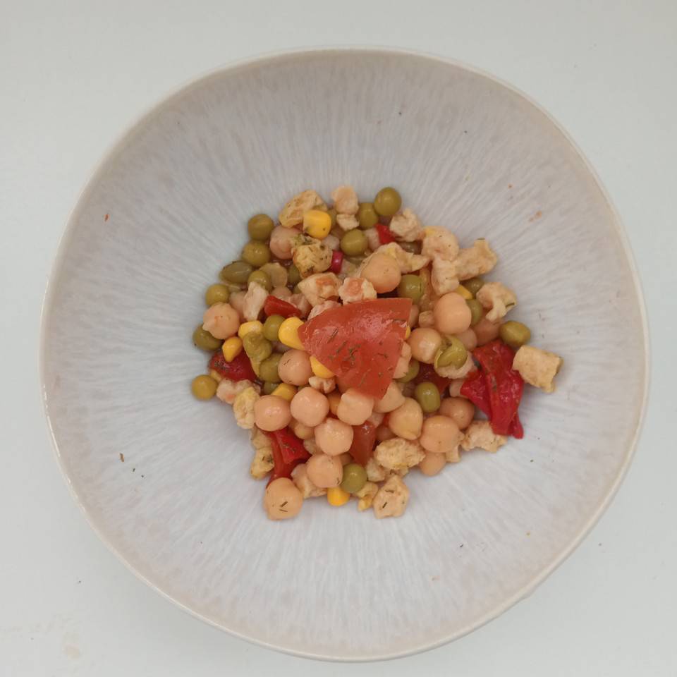 Ensalada de garbanzos con pimiento 🫑, soja 🫛, maíz 🌽 y guisantes Ensalada de garbanzos con pimiento 🫑, soja 🫛, maíz 🌽 y guisantes