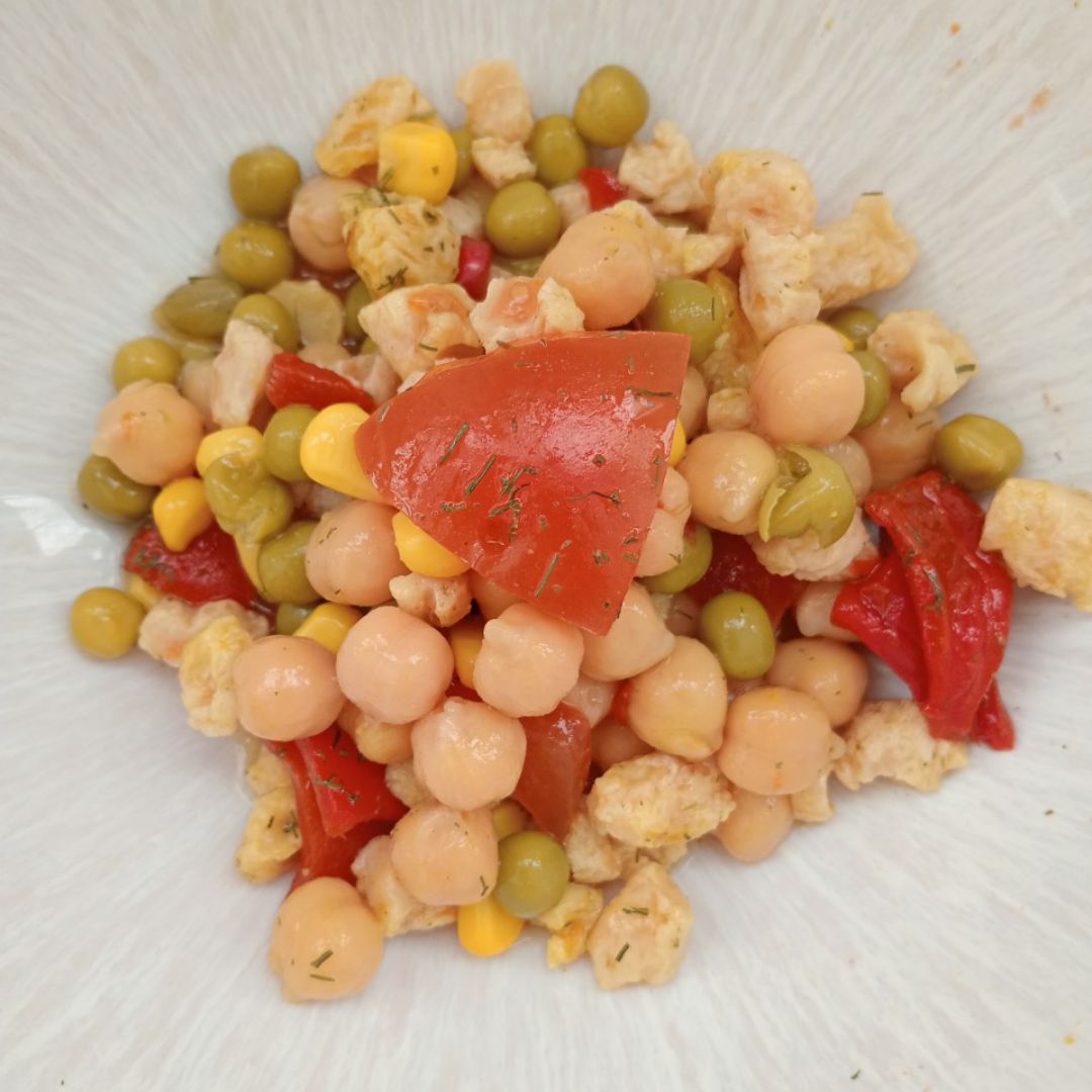 Ensalada de garbanzos con pimiento 🫑, soja 🫛, maíz 🌽 y guisantes Paso 3 Ensalada de garbanzos con pimiento 🫑, soja 🫛, maíz 🌽 y guisantes Paso 3