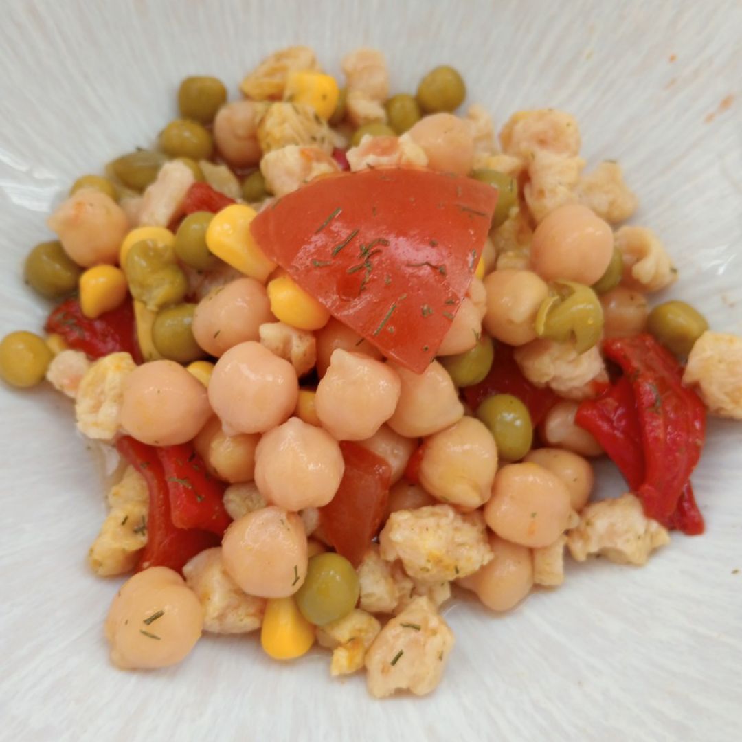 Ensalada de garbanzos con pimiento 🫑, soja 🫛, maíz 🌽 y guisantes Paso 3 Ensalada de garbanzos con pimiento 🫑, soja 🫛, maíz 🌽 y guisantes Paso 3