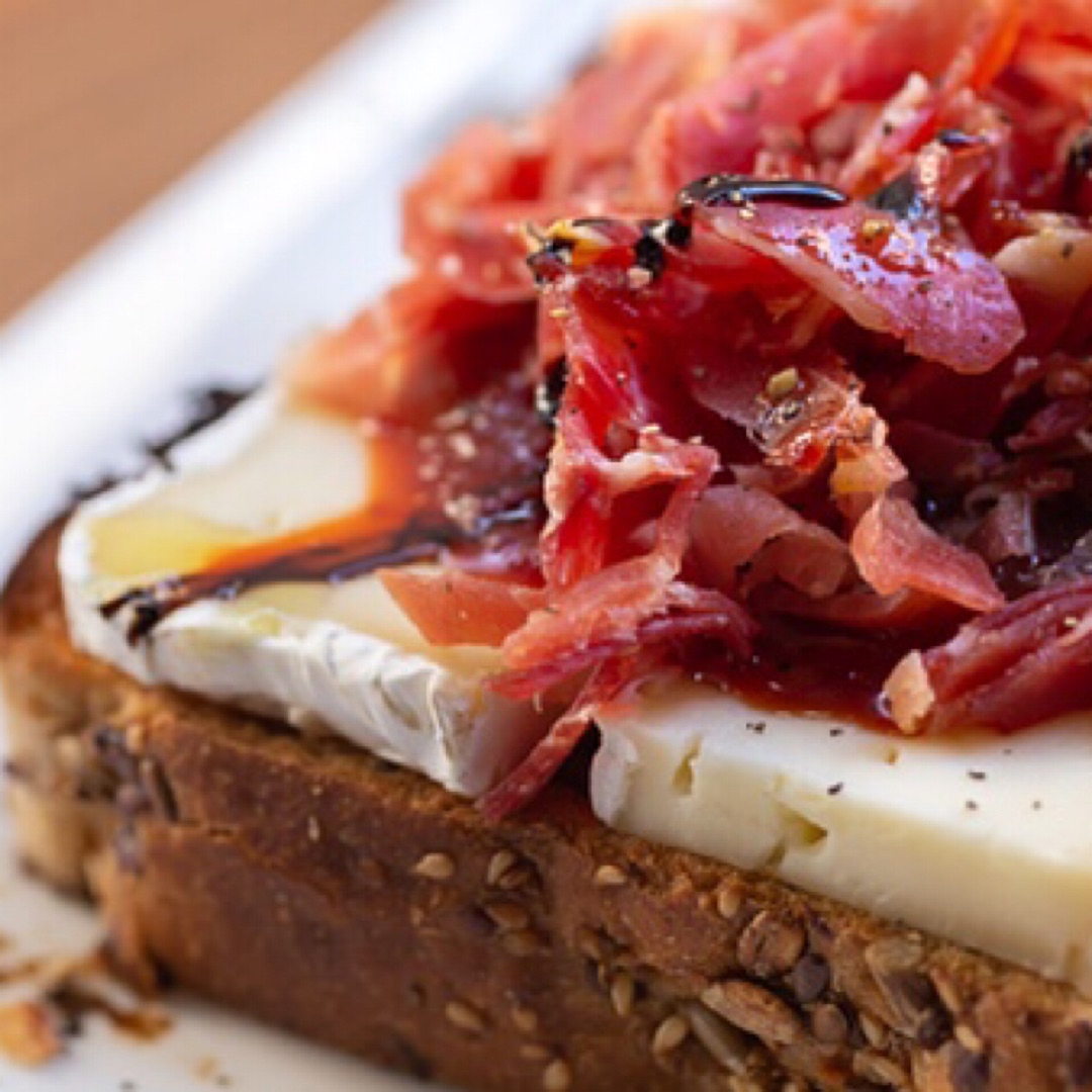 Tostada de jamón serrano con queso brie 🍞 Tostada de jamón serrano con queso brie 🍞