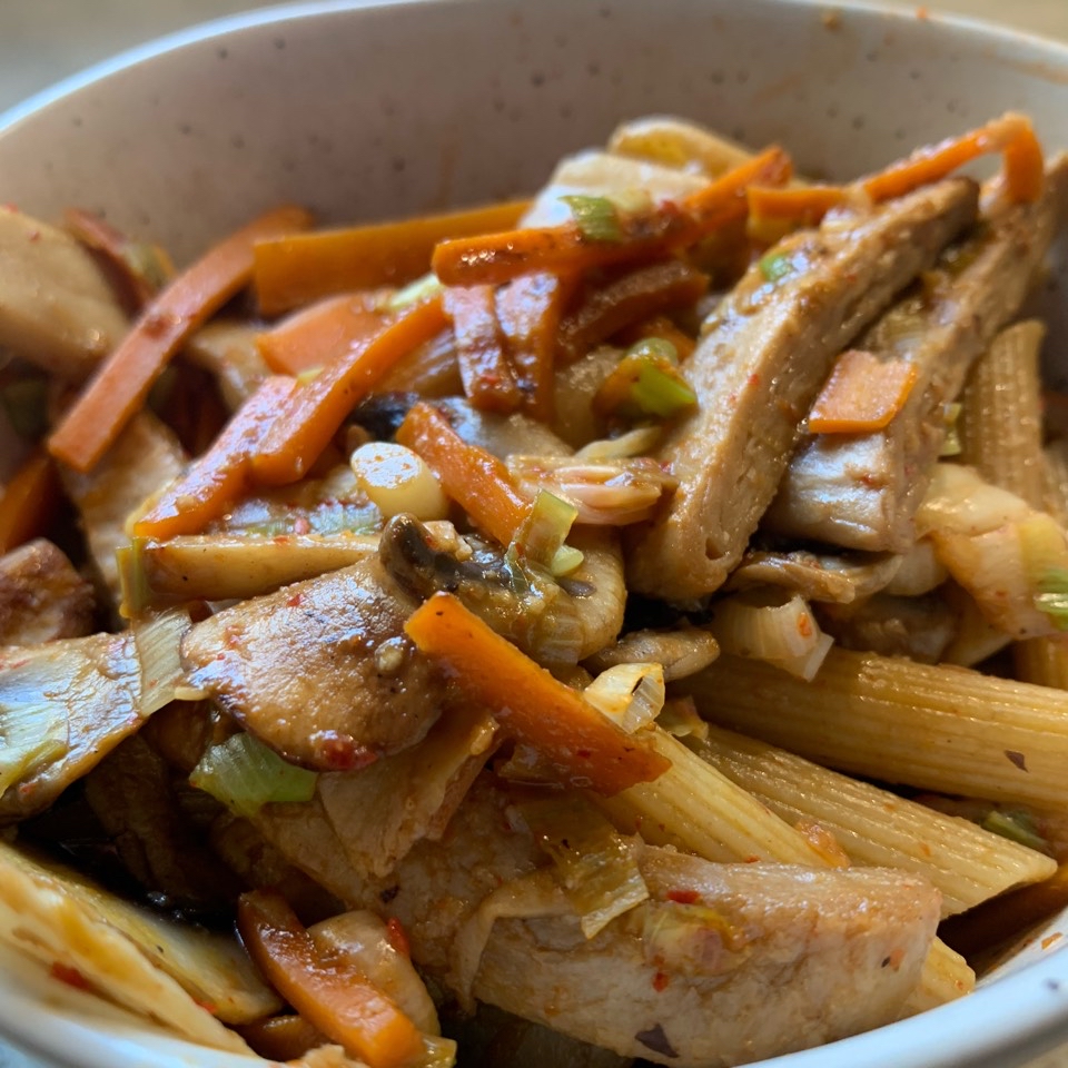 Macarrones con Kimchi y verduras