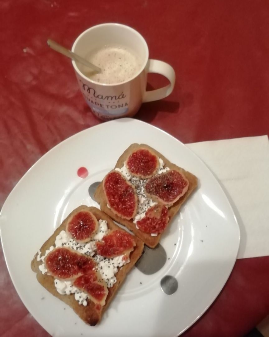 Tostadas con queso cottage y higos. 