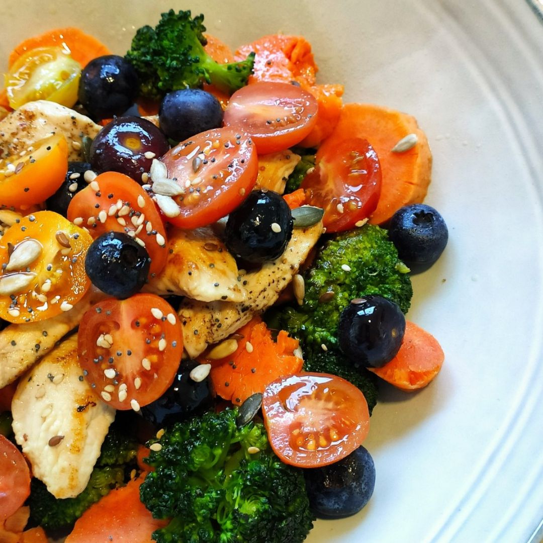 Ensalada de la huerta con pollo especiado