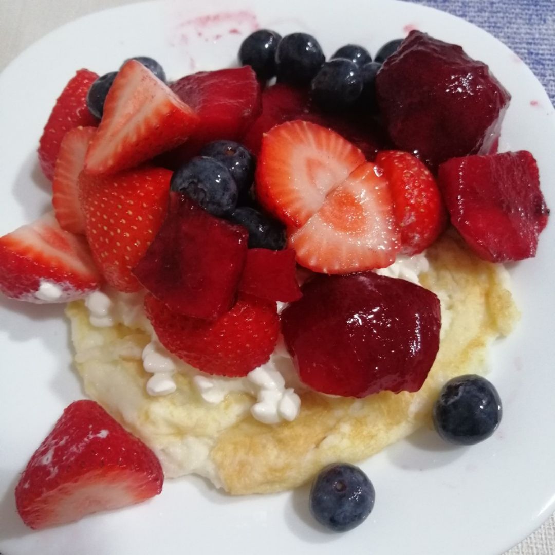 Tortilla de claras con queso cottage y fruta Tortilla de claras con queso cottage y fruta