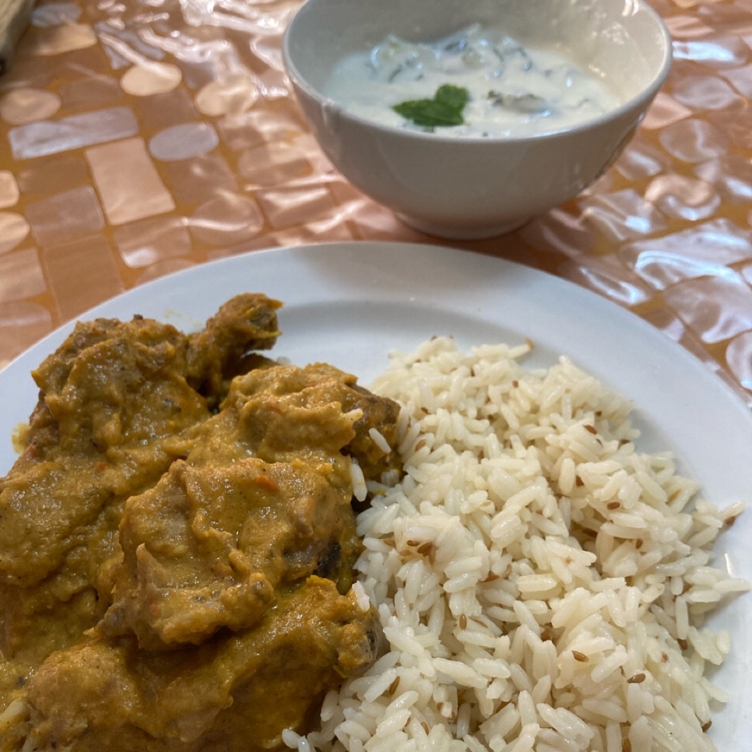Pollo al curry con raita 🥵 Pollo al curry con raita 🥵