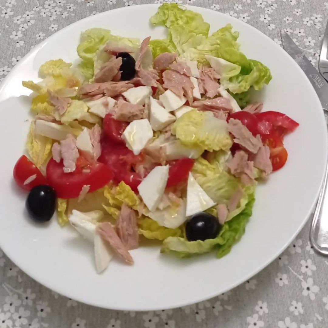 Ensalada con atún y aceitunas