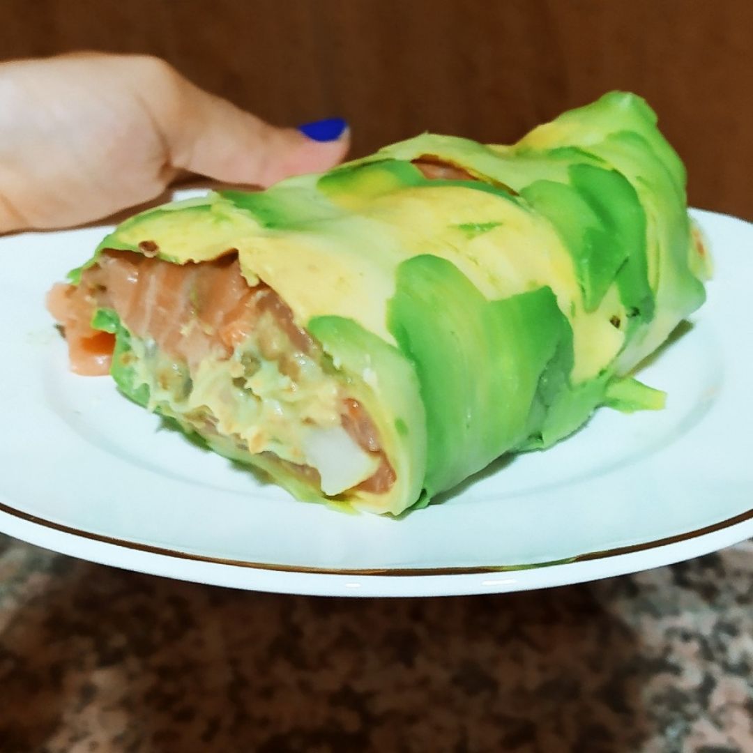Rulo de aguacate y salmón Rulo de aguacate y salmón