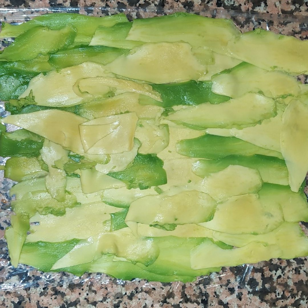 Rulo de aguacate y salmón Paso 1 Rulo de aguacate y salmón Paso 1