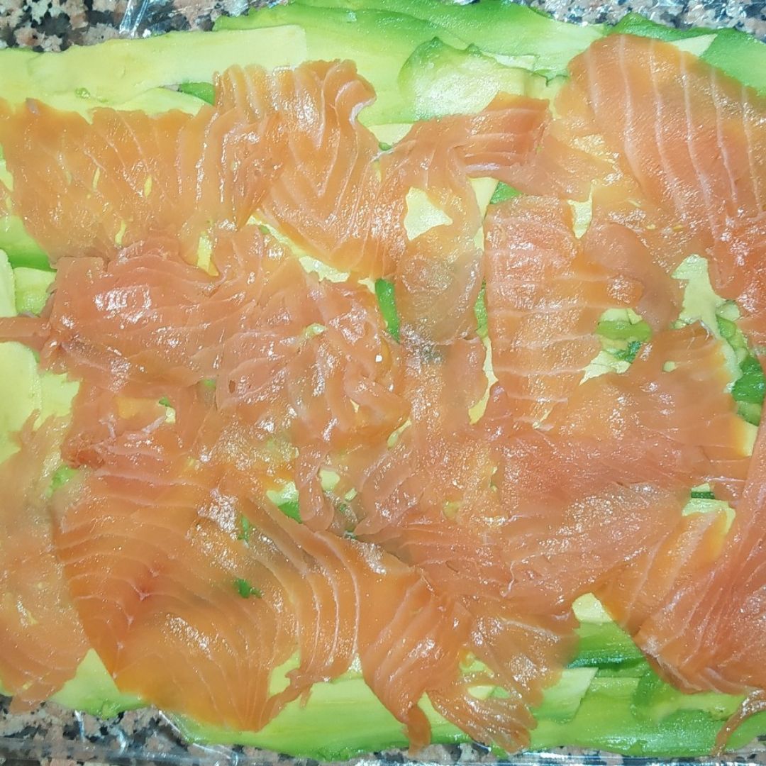 Rulo de aguacate y salmón Paso 2 Rulo de aguacate y salmón Paso 2