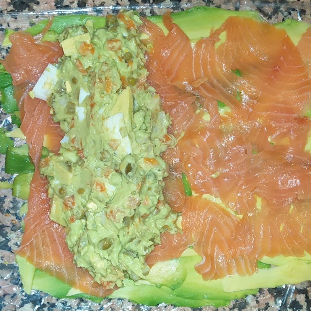 Rulo de aguacate y salmón Paso 4 Rulo de aguacate y salmón Paso 4