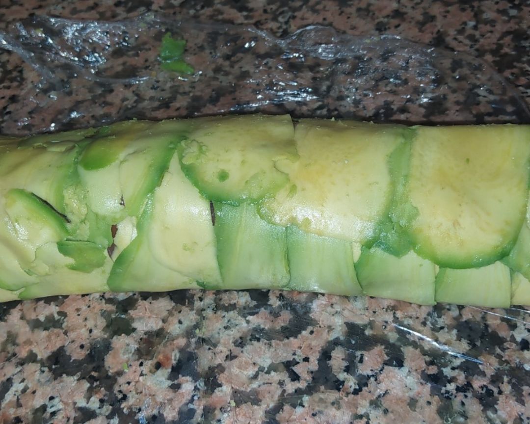 Rulo de aguacate y salmón Paso 5 Rulo de aguacate y salmón Paso 5