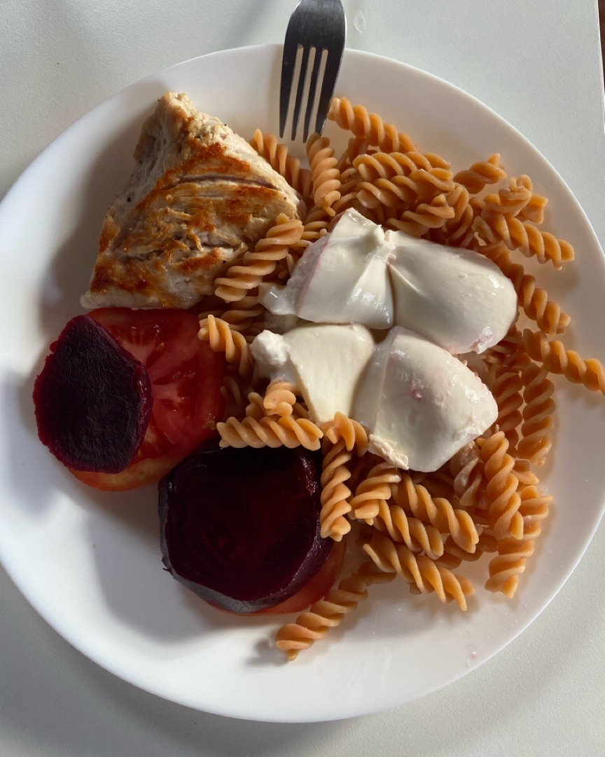 Pasta de lentejas con queso burrata y pavo