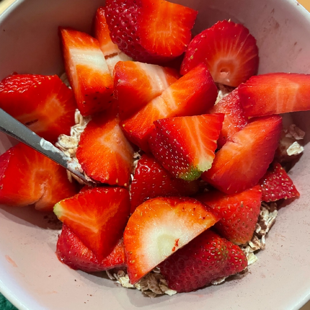 Yogur con avena y fresas