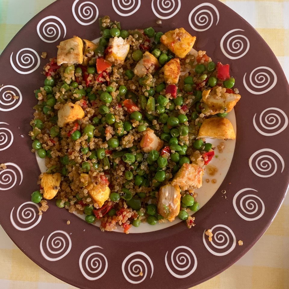 Quinoa con guisantes, pimiento y pollo al curry Quinoa con guisantes, pimiento y pollo al curry