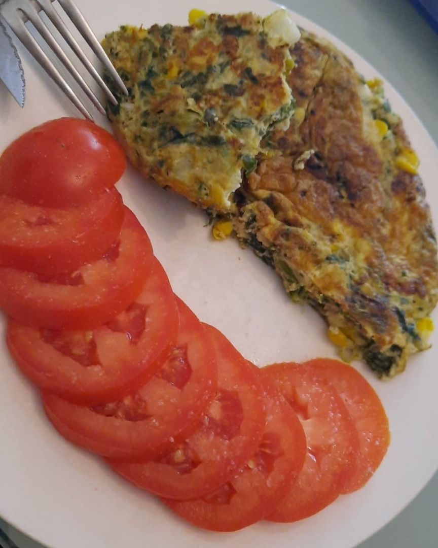 Omelette de espinacas con tomate. Omelette de espinacas con tomate.
