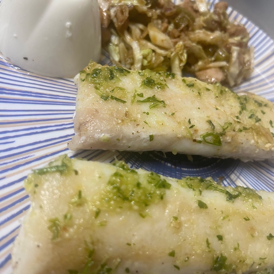 Merluza sin espinas ni piel a la plancha con ajo y perejil ensalada de atún con pepinillo lechuga un poco de aceite y soja y un quesito fresco Merluza sin espinas ni piel a la plancha con ajo y perejil ensalada de atún con pepinillo lechuga un poco de aceite y soja y un quesito fresco