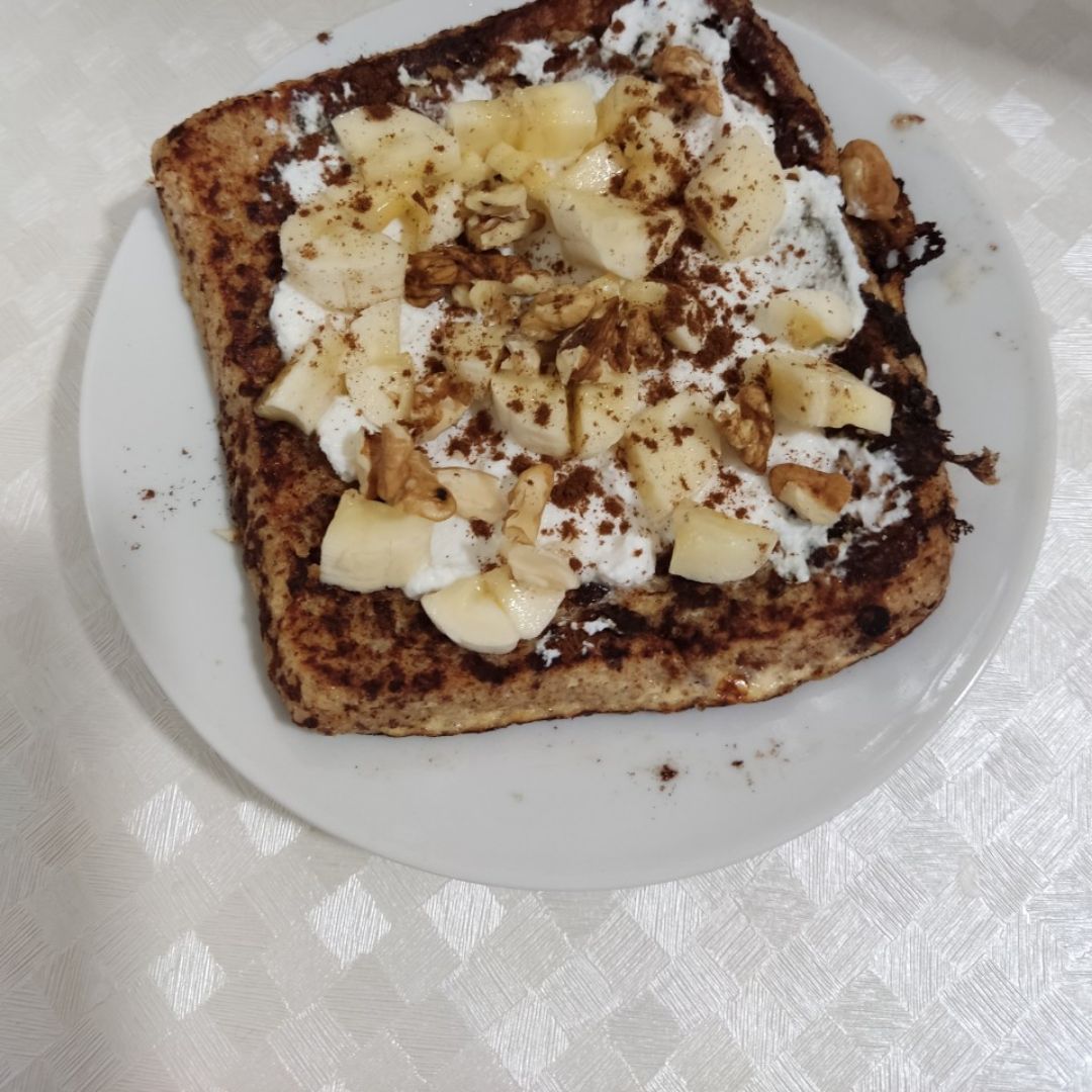 Tostada francesa con ricota y platano