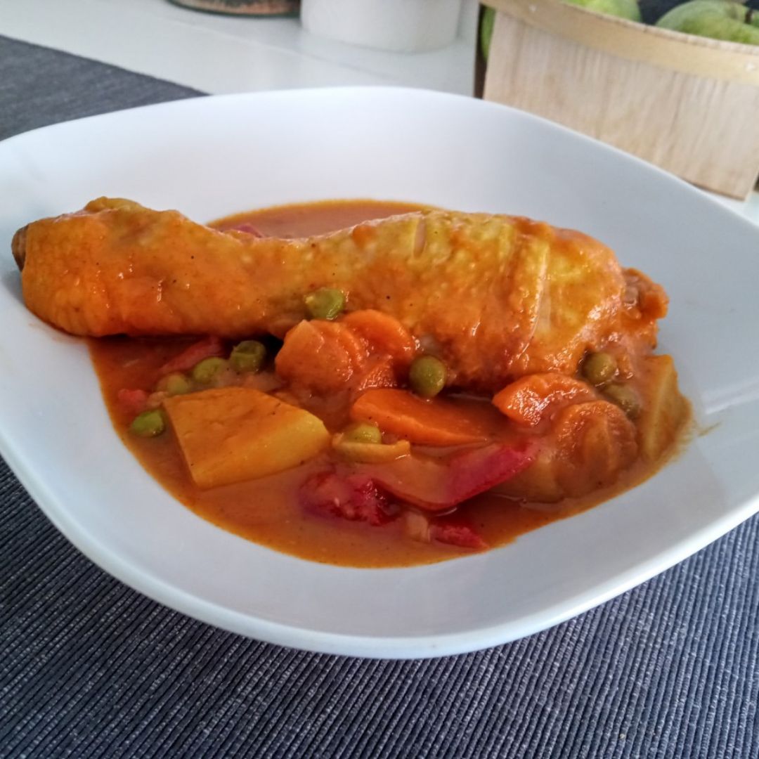 Pollo en salsa con verduras Pollo en salsa con verduras