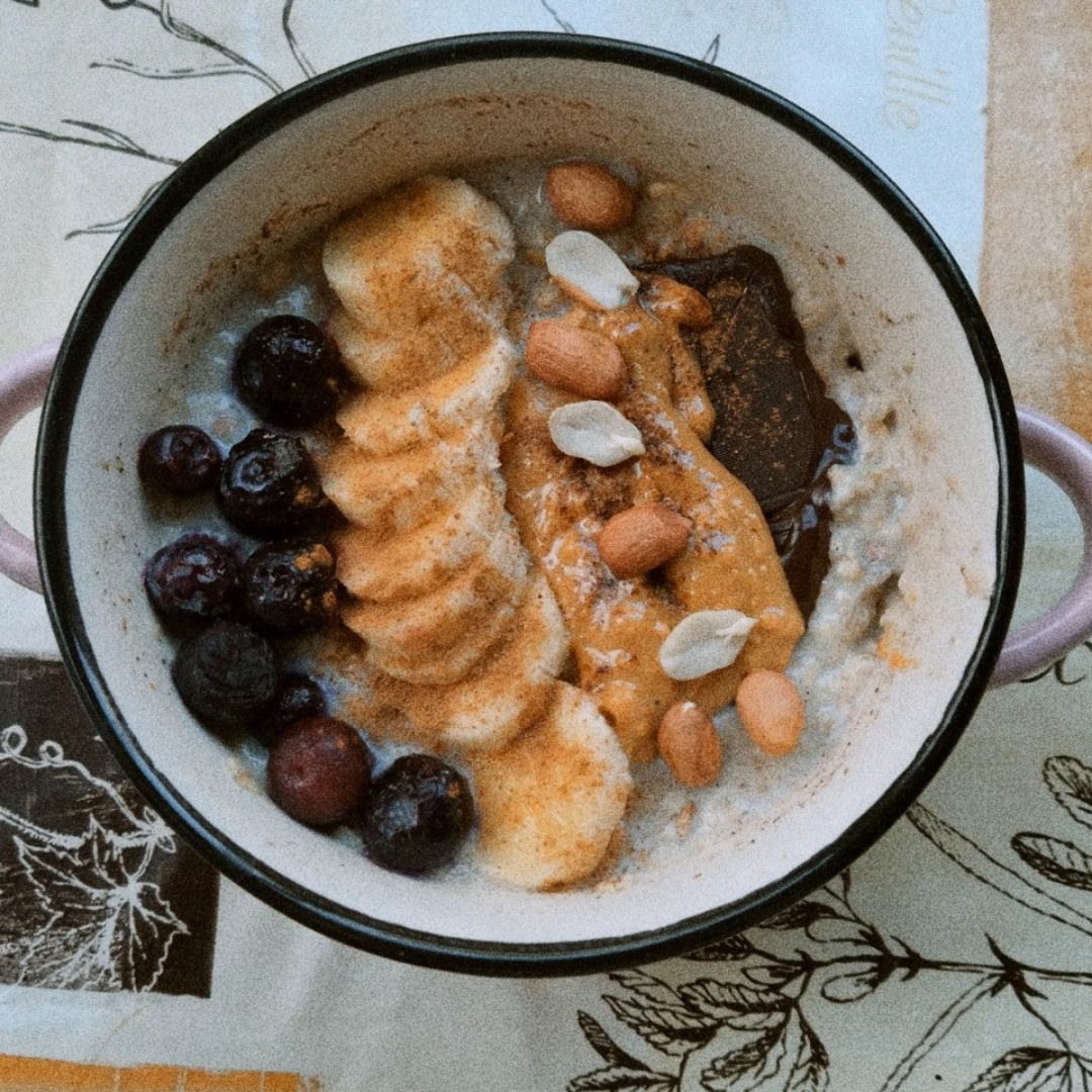 Porridge de avena con plátano, arándanos, chocolate y frutos secos