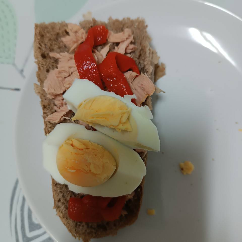 Tostada integral con atún pimientos y huevo
