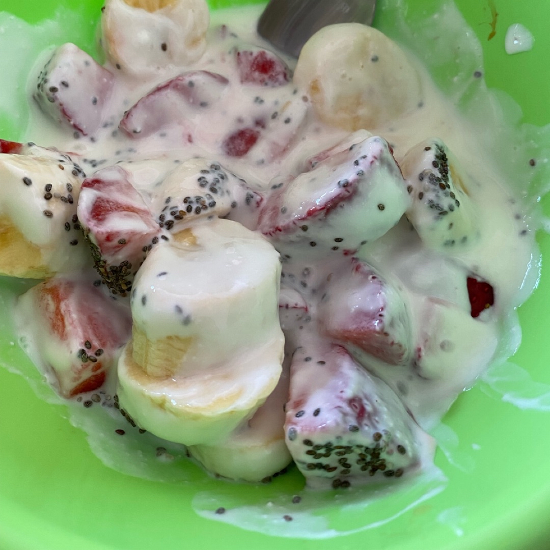 Kefir con plátano y fresas, acompañados de semillas de chia