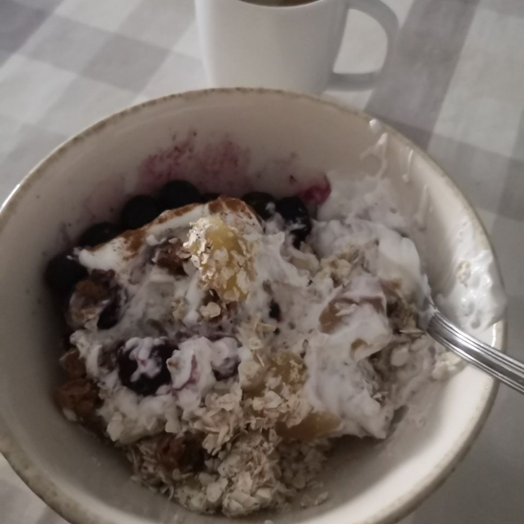 Bowl de yogur con kiwi, arandanos, avena, crema de cacahuete y canela