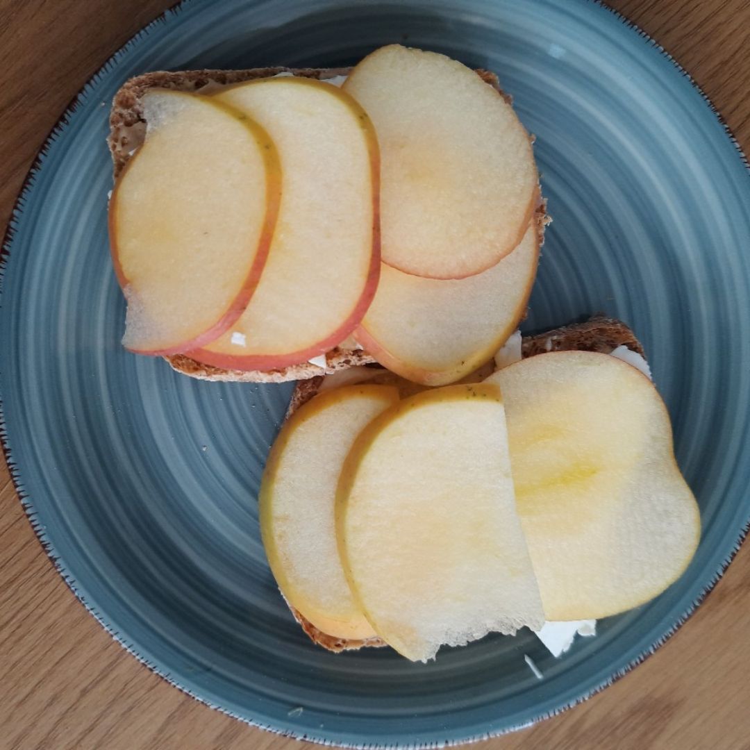 Tostadas de crema de cacahuete, queso fresco y manzana Tostadas de crema de cacahuete, queso fresco y manzana