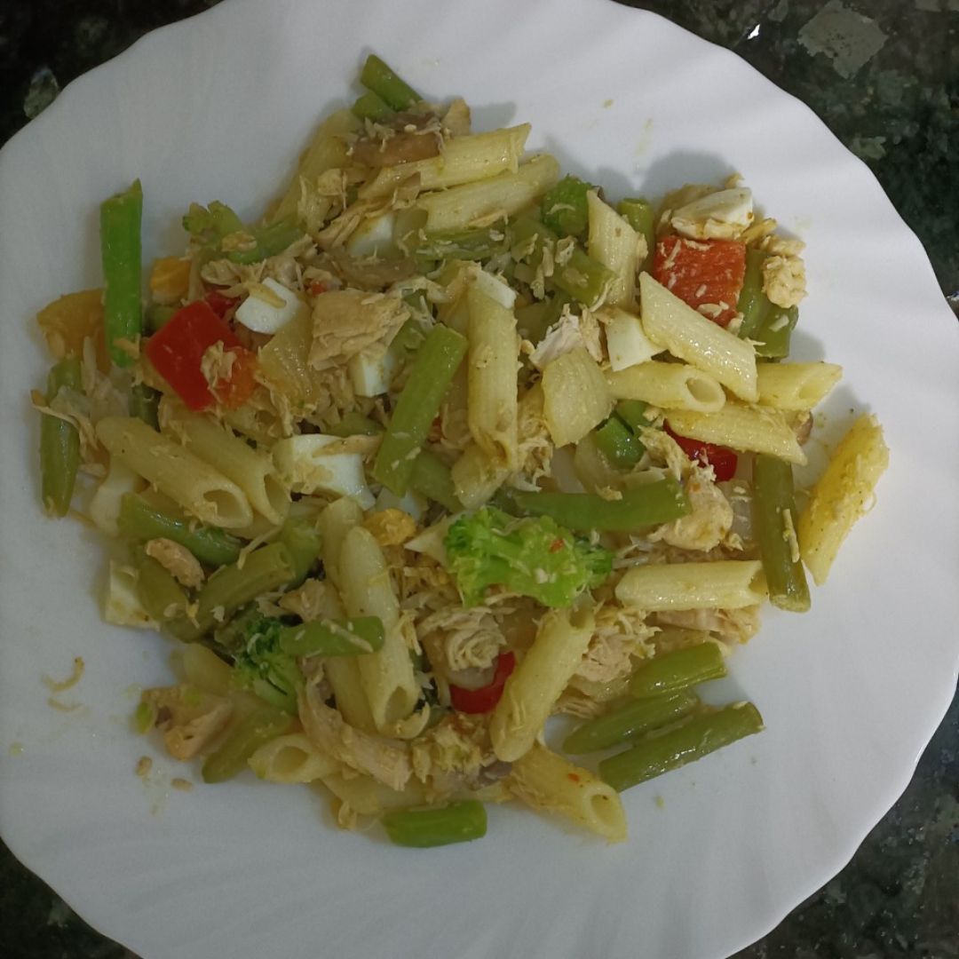 Macarrones con verduras, pollo y huevo cocido