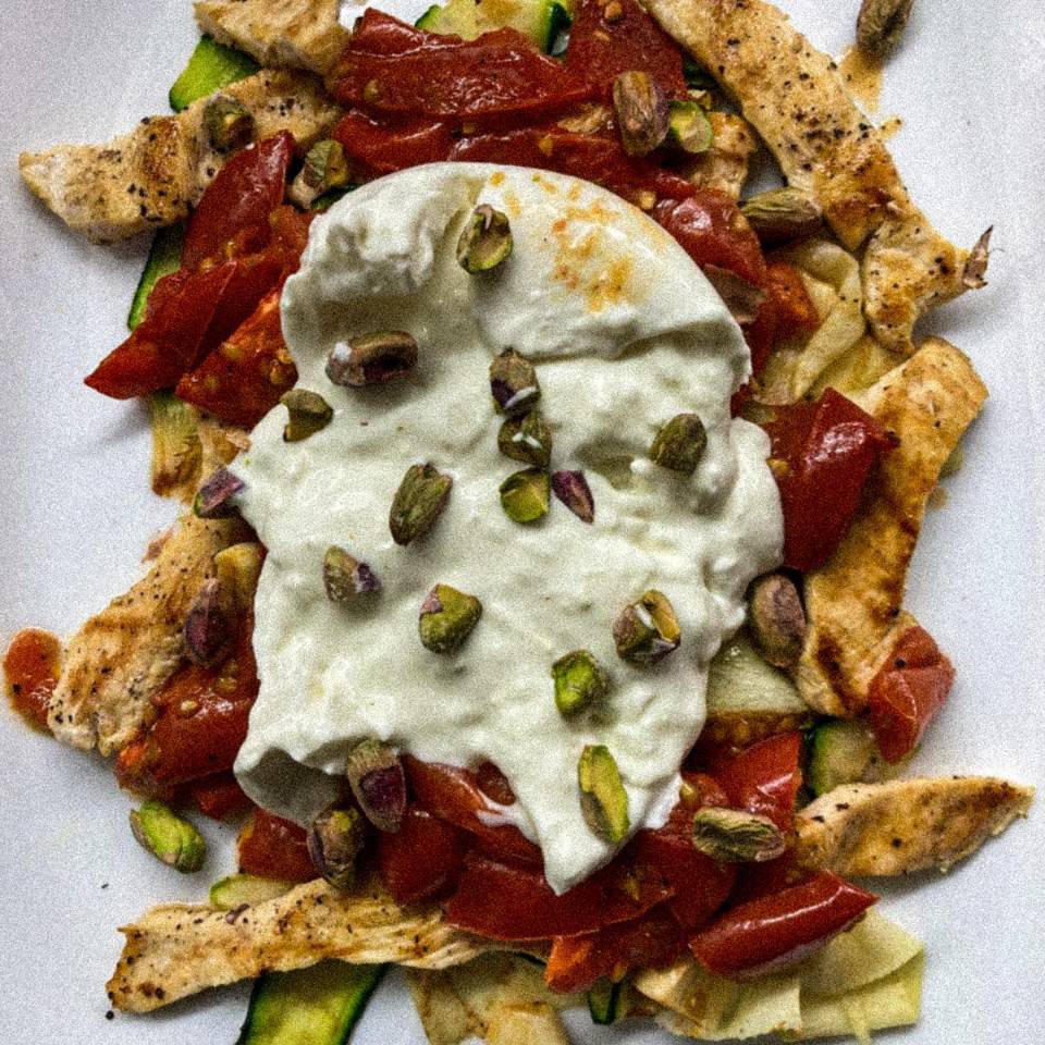Ensalada de burrata, tomates asados, calabacín y pollo Ensalada de burrata, tomates asados, calabacín y pollo