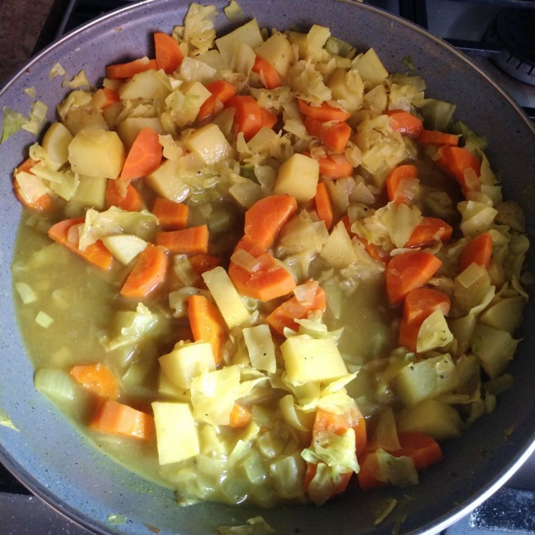 Guiso de Patatas con zanahoria y col sazonadas con cúrcuma.