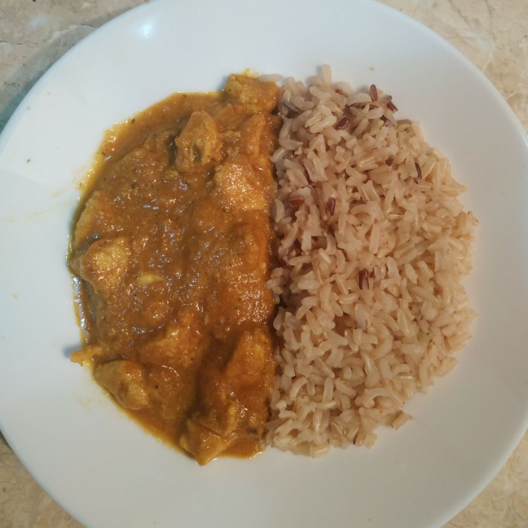 Pollo al curry con arroz
