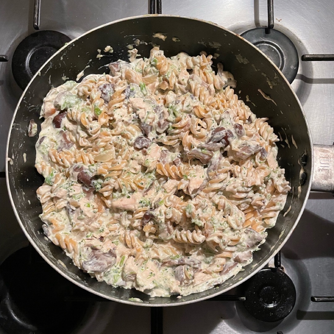 Espirales con salsa de brócoli, champiñones y pollo