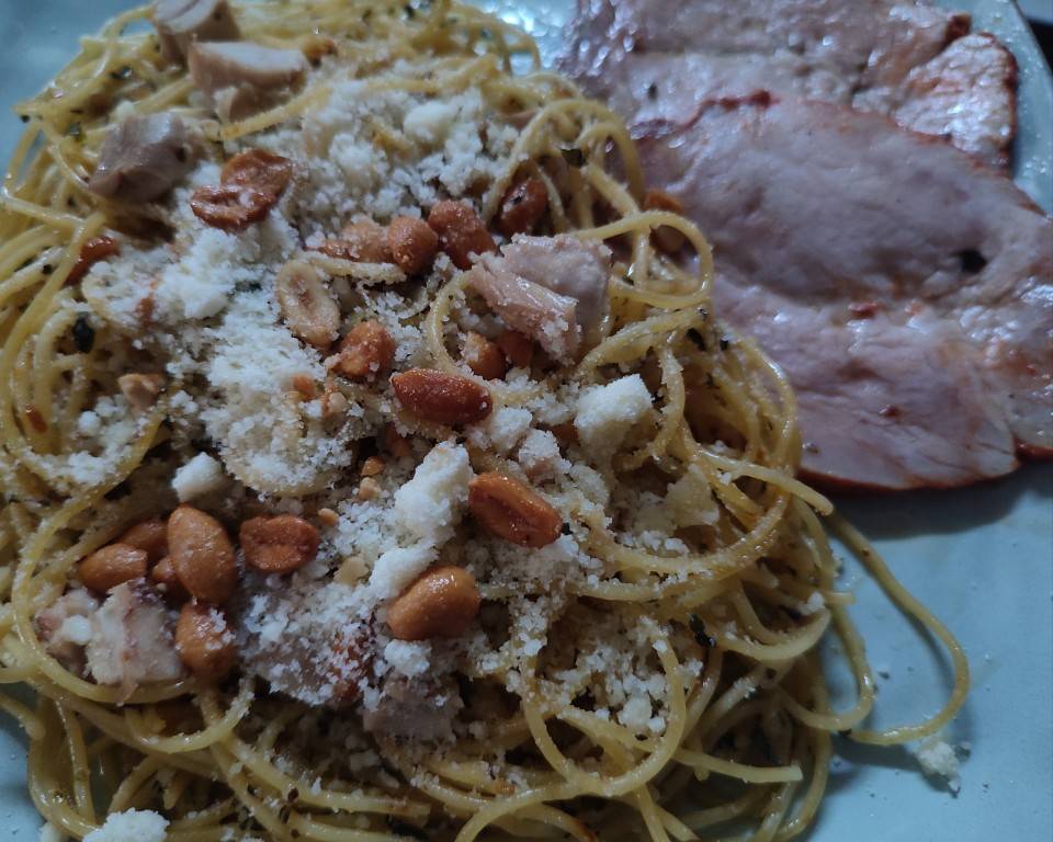 Espaguetis al ajillo picantes con pollo y lomo. Espaguetis al ajillo picantes con pollo y lomo.