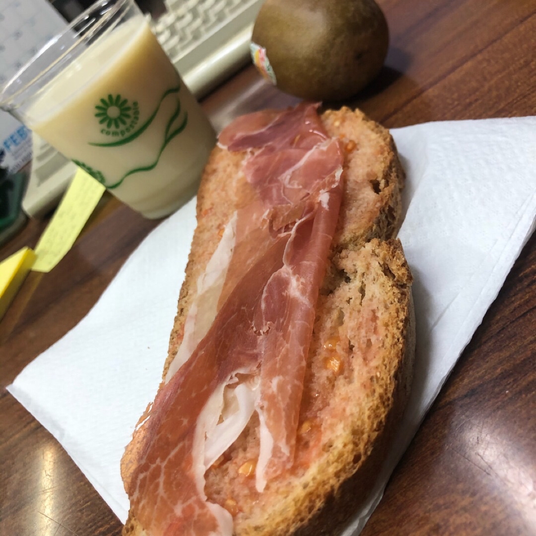 DESAYUNO CON PAN INTEGRAL Y J SERRANO