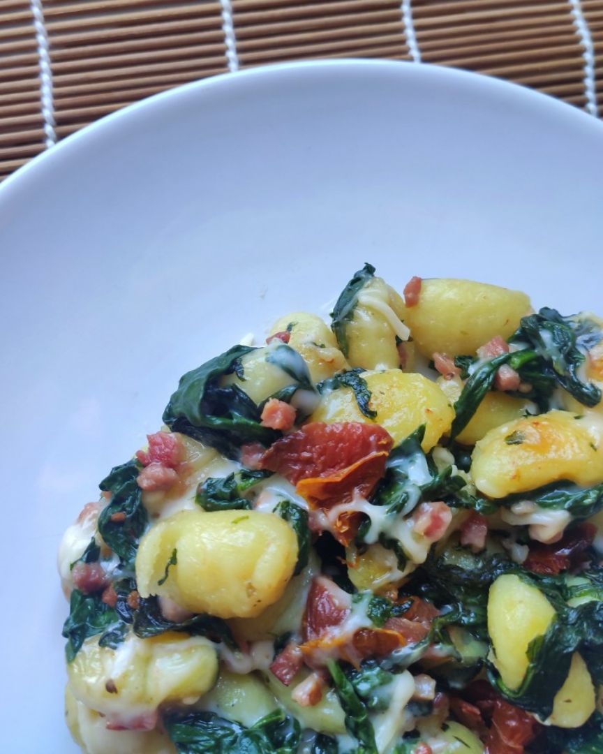 ÑOQUIS CON JAMÓN Y ESPINACAS